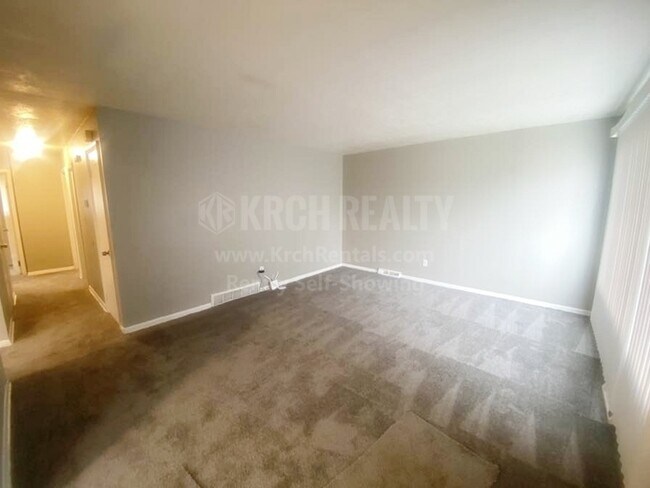 Building Photo - Nicely renovated 3 bedroom, 1.5 bathroom r...
