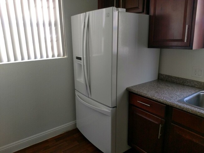 Building Photo - ***MOVE IN SPECIAL*** 3 Bedroom 2 bathroom Northwest condo