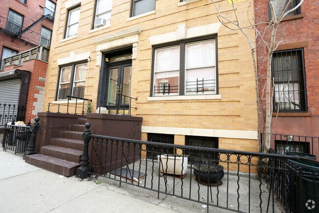 Building Photo - 637 Henry St