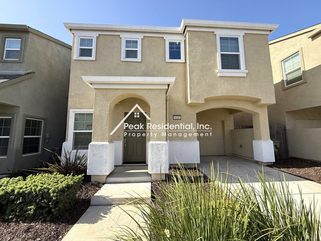Primary Photo - 3-bedroom in gated community near Hwy 99.