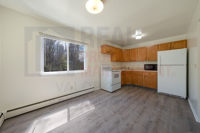 Building Photo - LMHA ready, 3 bedroom, 1 bath townhome.