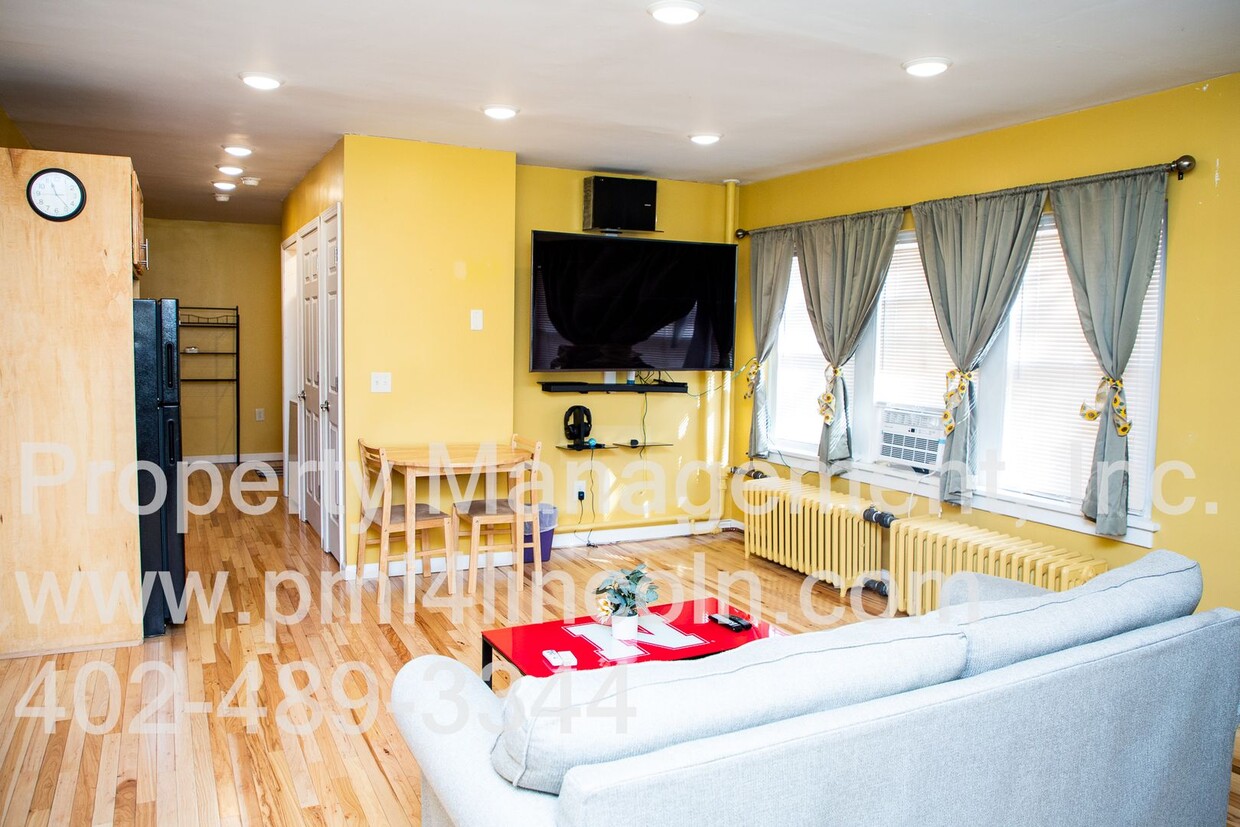 Foto principal - Remodeled, Furnished 1 Bedroom Apartment A...