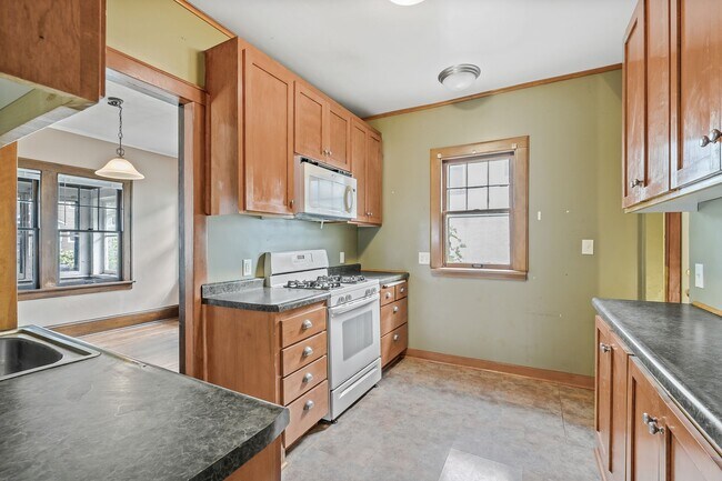 Building Photo - SPACIOUS 2BD/2BA House near U of M!! Parki...