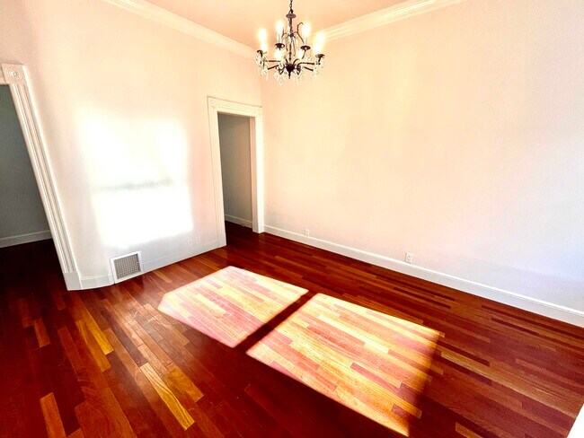 Foto del edificio - 1052 Montgomery St