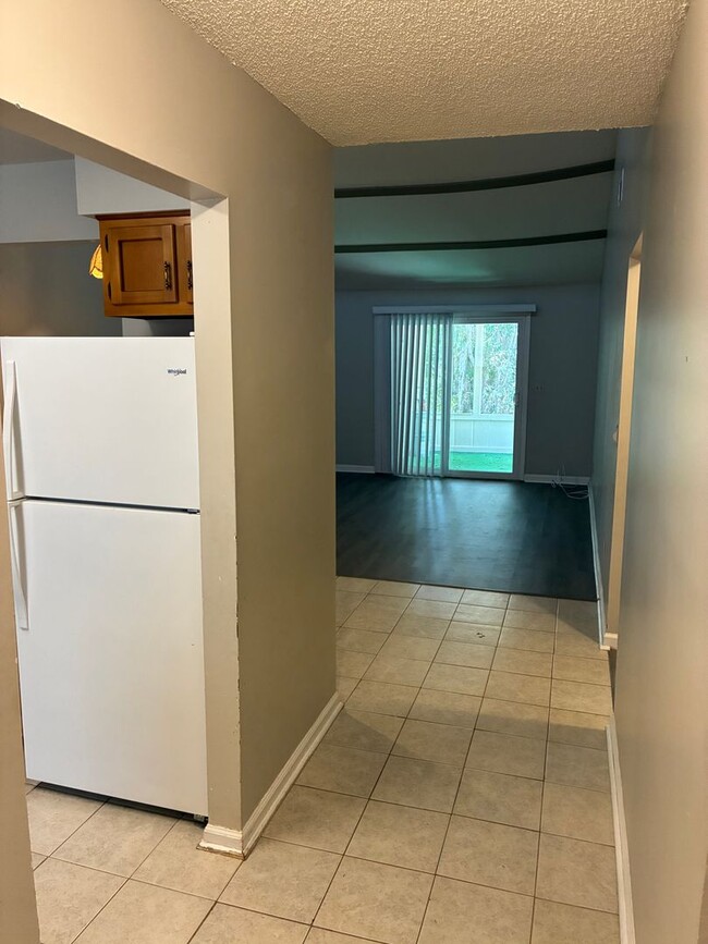 Building Photo - 415 Admiral's Walk Dr