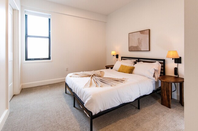 Building Photo - 324 S 2nd St