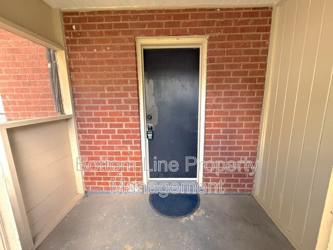 Building Photo - 1720 Garden Terrace