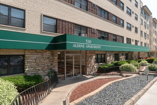 Building Photo - 443 W Aldine Ave