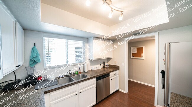 Building Photo - 7645 E Sandalwood Dr