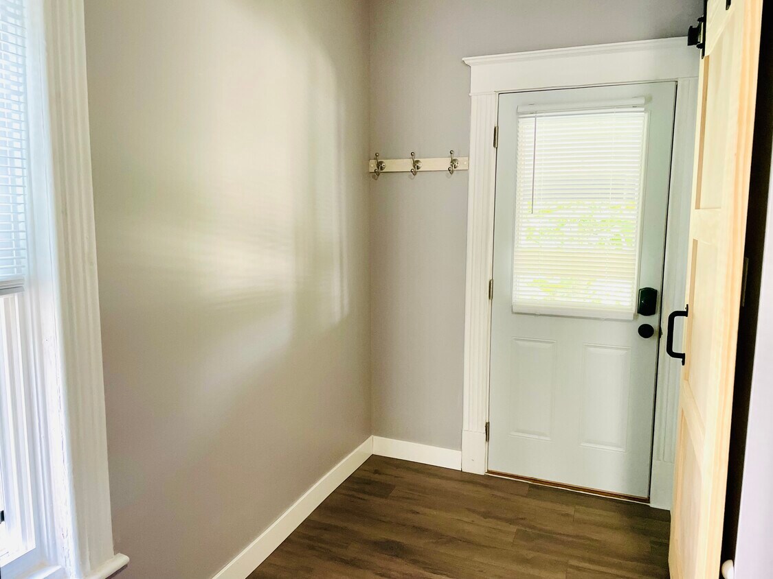 Entryway (1/1) - 900 Davis Ave NW