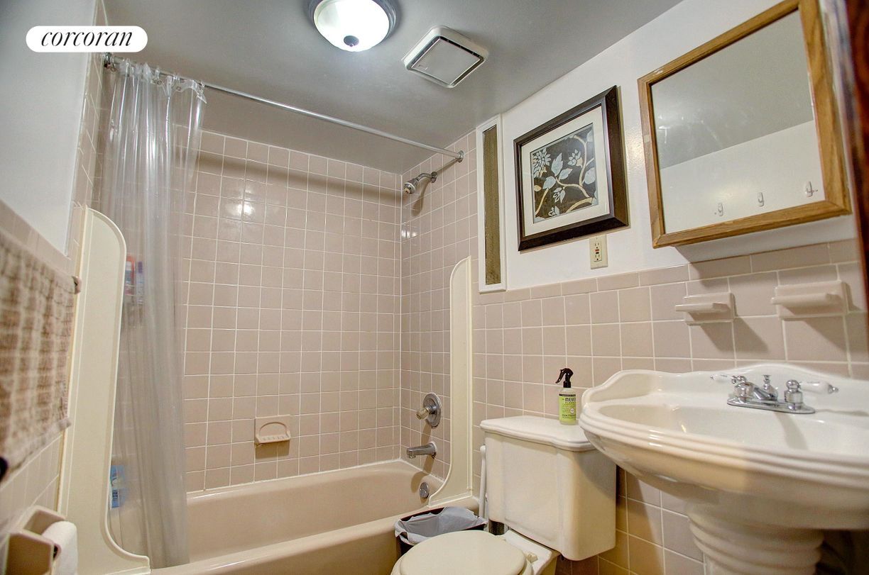 Building Photo - 148 W 70th St