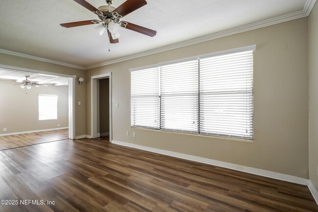 Foto del edificio - 2233 Bourget Dr