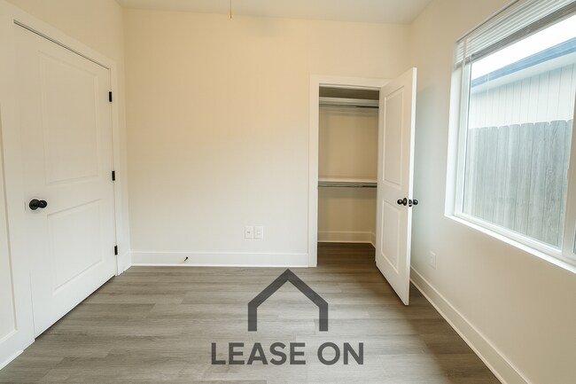 Building Photo - Spacious 3 Bedroom Home with Oversized Primary Suite near Webb & Pawnee