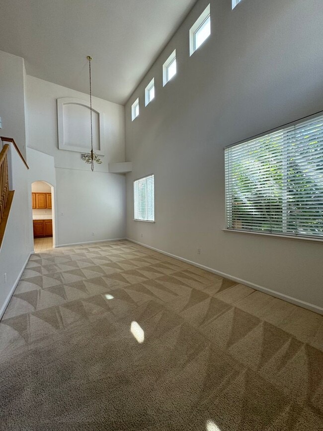 Building Photo - Comfortable home has 5Bdm 3Ba Home With 3 ...