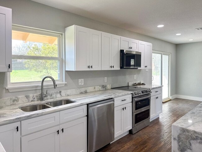 Building Photo - 4 Bedroom / 3 Full Bath / Huge Yard