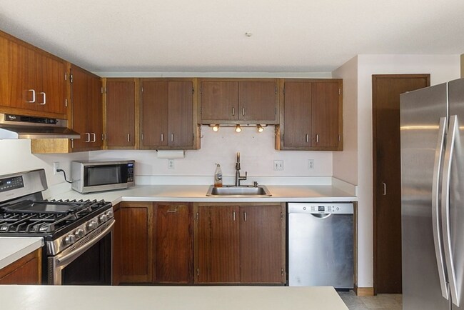 Building Photo - Well Maintained Condo For Lease in Sought ...