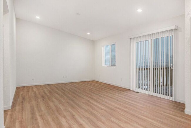 Building Photo - 1800 Lakeview Dr