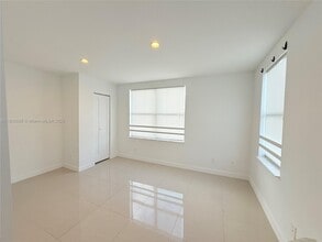 Building Photo - 924 Marseille Dr