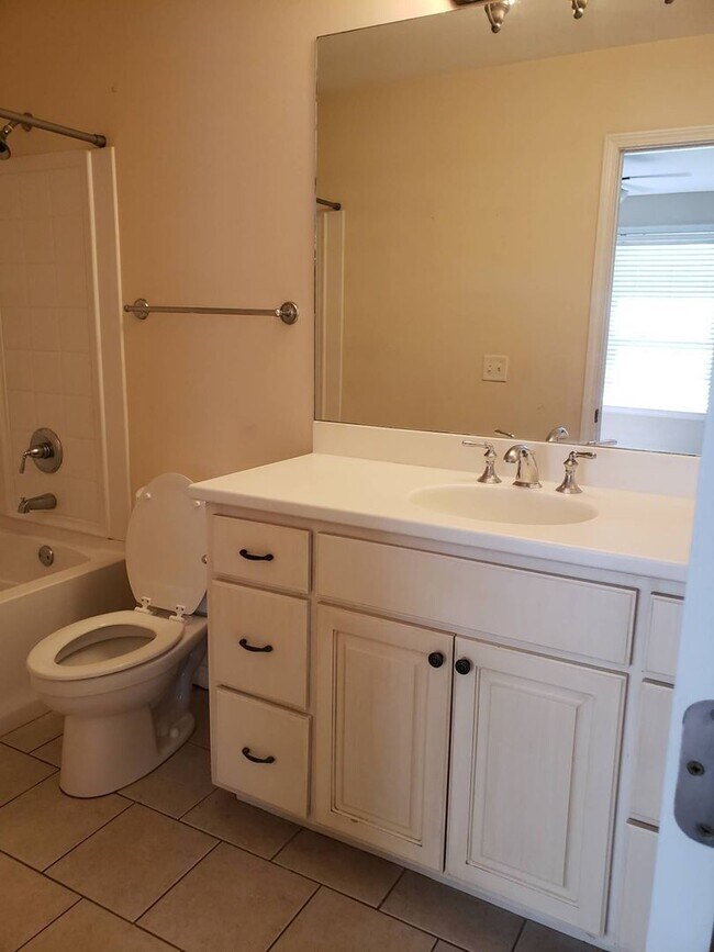 Building Photo - Fabulous Townhome in Gated Community w/Double Ensuites!