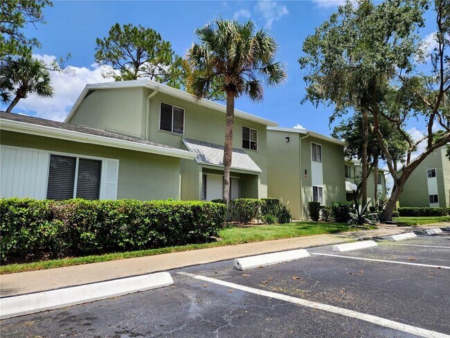 Building Photo - 620 Fairways Cir