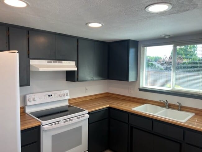 Building Photo - Move-In Ready! 3 Bedroom Home with Large Fenced Yard