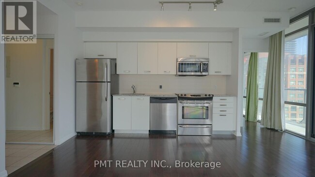 Photo du bâtiment - 832-1832 Bay St.