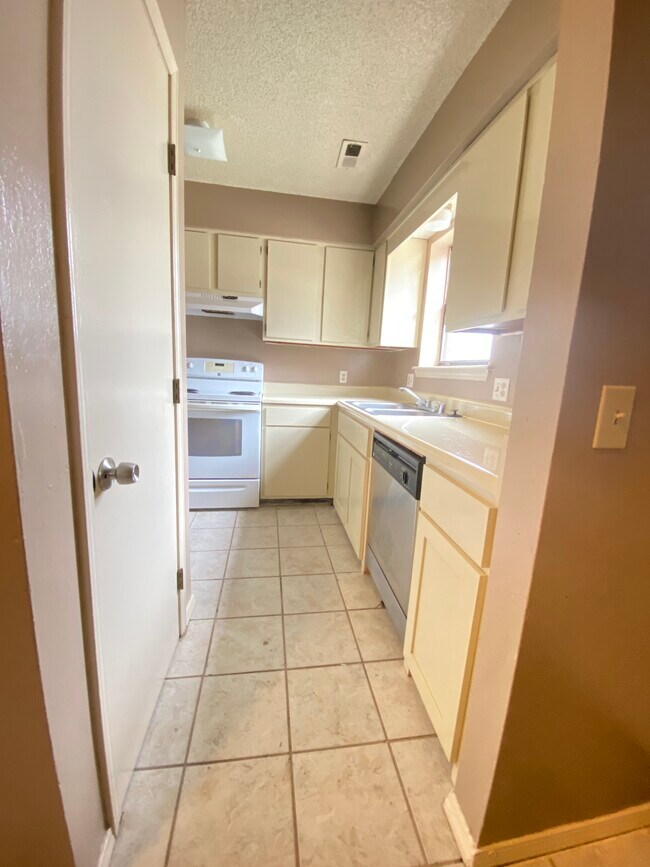 Foto del edificio - 1408 Christy Dr