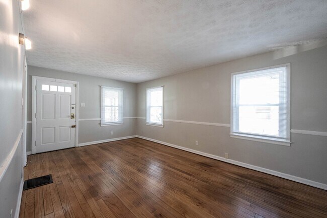 Building Photo - 4637 Rosslyn Ave