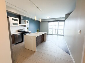 Building Photo - 347 Hyland Dr