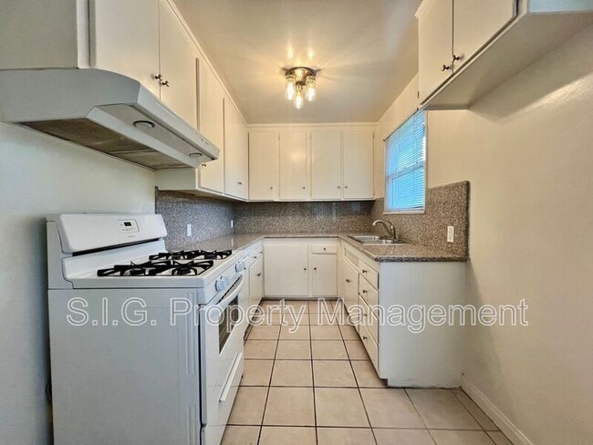 Building Photo - 627 1/2 W Glenoaks Blvd