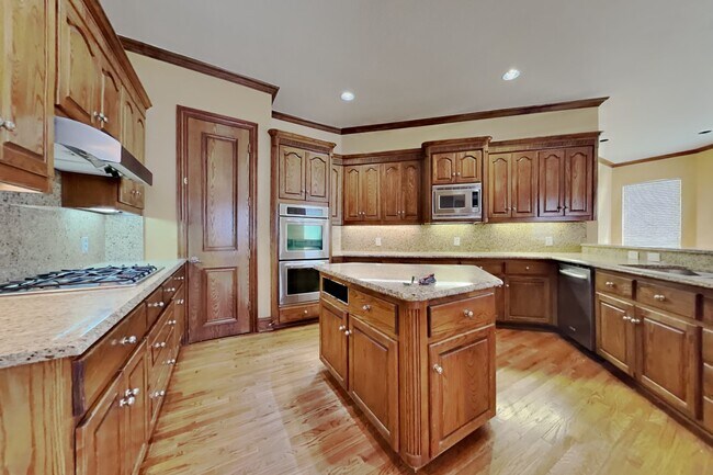 Building Photo - 4020 Oakmeadow Dr
