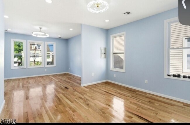 Foto del edificio - 280 Conklin Ave