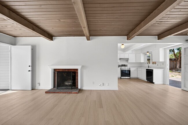 Foto del edificio - Freshly Renovated Single-Story Home with Huge Backyard & Prime Commuter Location!