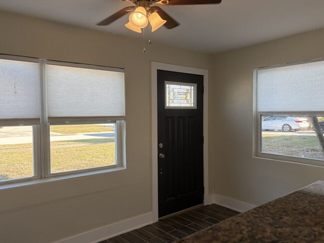 Foto del edificio - Freshly North St Pete 4 Bedroom Home