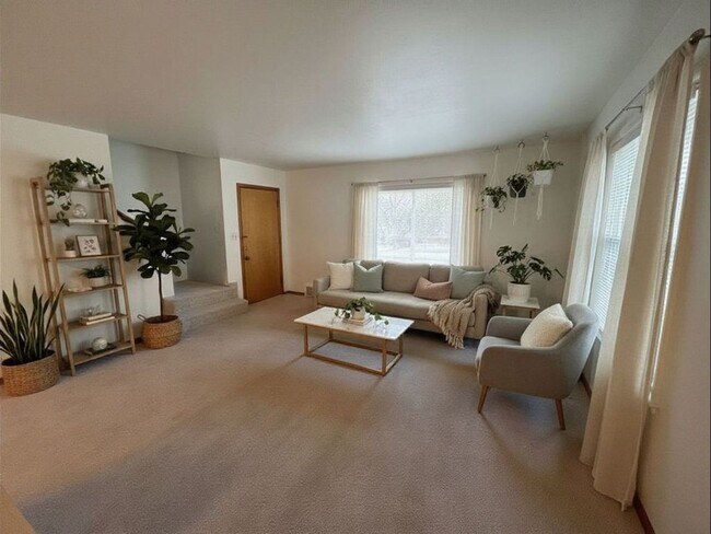 Building Photo - 2 Bedroom Townhome Overlooking West Park