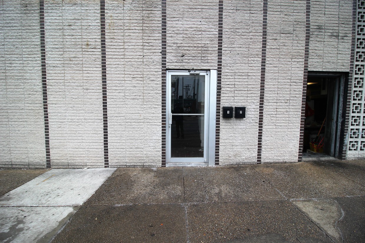 Primary Photo - 2501 N Charles St