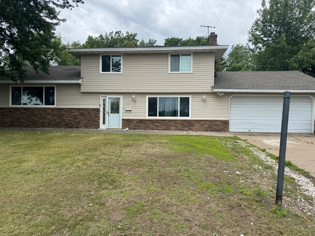 Building Photo - Spacious 4-Bed, 3-Bath Gem on Regent Ave - Your Dream Home Awaits in Brooklyn Park