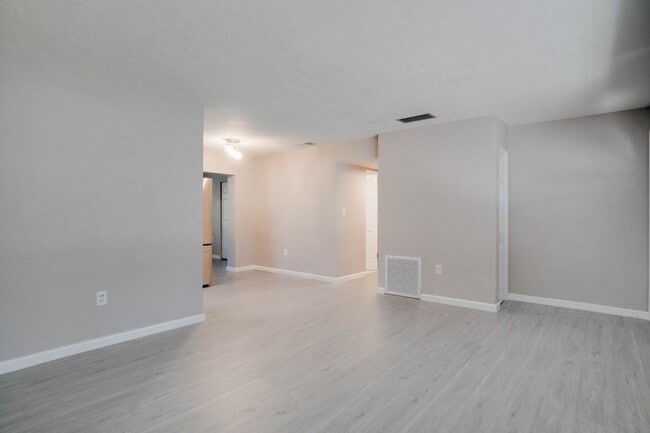 Building Photo - Updated 3/2 Pool Home in Apopka in the Mt. Plymouth Lakes Area