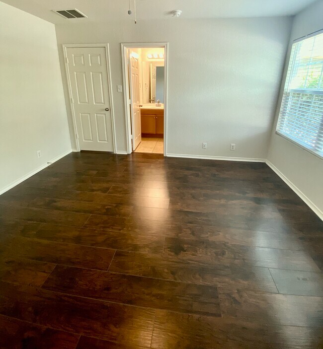 Foto del edificio - 11515 Oaks Hike