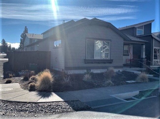 Building Photo - Beautiful 3 Bed/2.5 Bath Pahlisch Home in ...