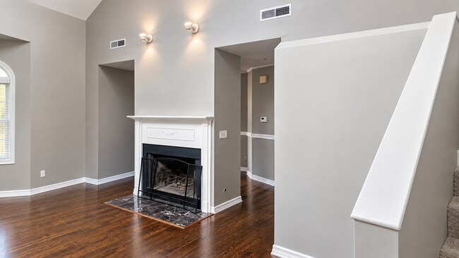 Building Photo - 3636 N Hermitage Ave