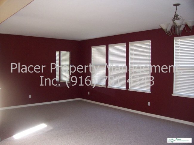 Building Photo - Large 2 Story  Great for Entertaining! w/3...