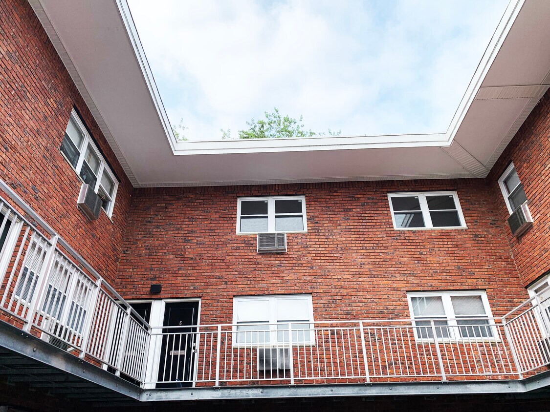 Foto principal - 72 E Main St