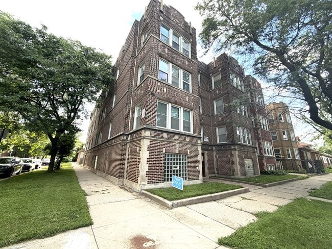 Building Photo - 7656 S East End Ave