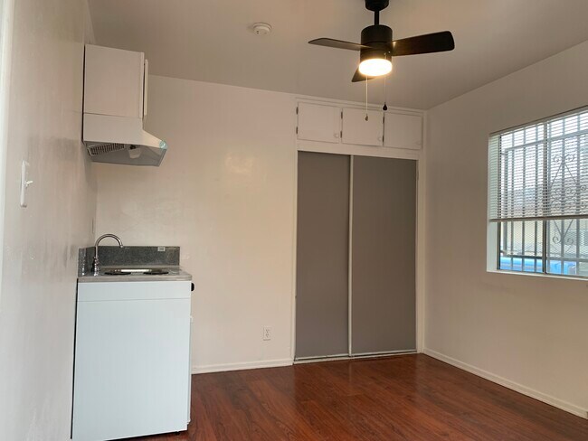 Foto del edificio - 1058 W 111th St