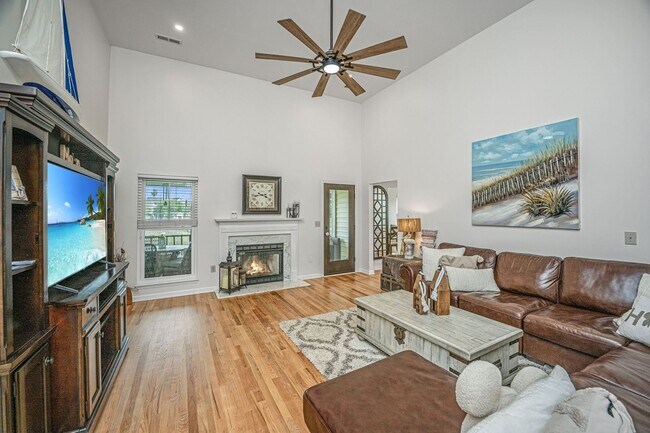 Foto del edificio - Gorgeous 4 BR/2BA Marshfront Home With Cre...