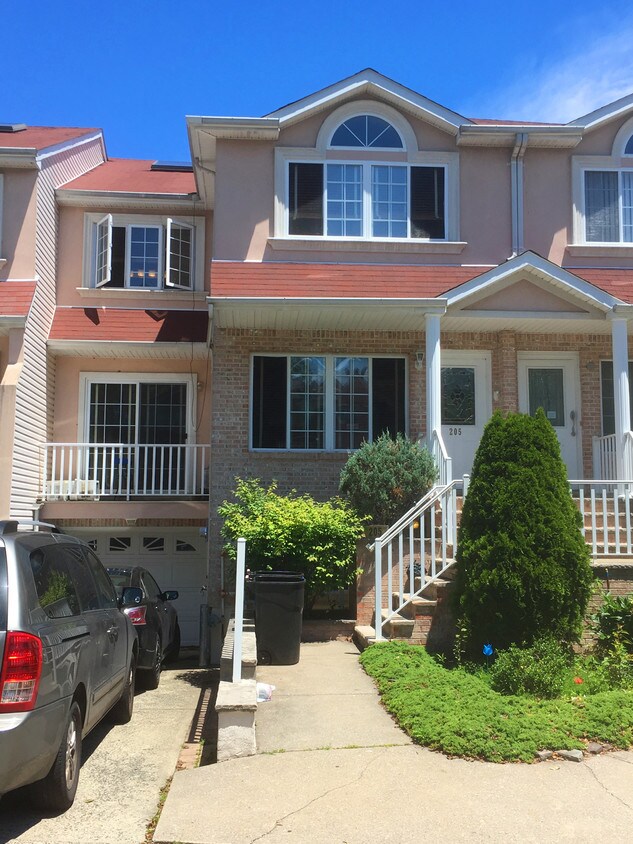 Foto principal - 205 Essex Dr