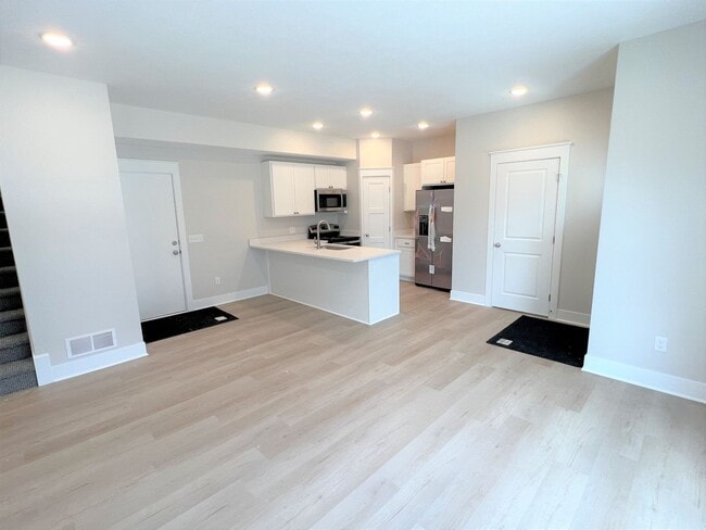 Foto del edificio - 4 Bed 2.5 Bath Townhome