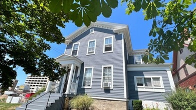 Building Photo - 223 Lyon St NE