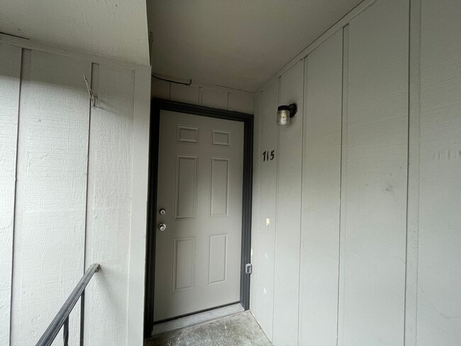Building Photo - Spacious 2 Bed 1.5 Bath Apartment in Gresham - Newly Renovated w/ Washer & Dryer!